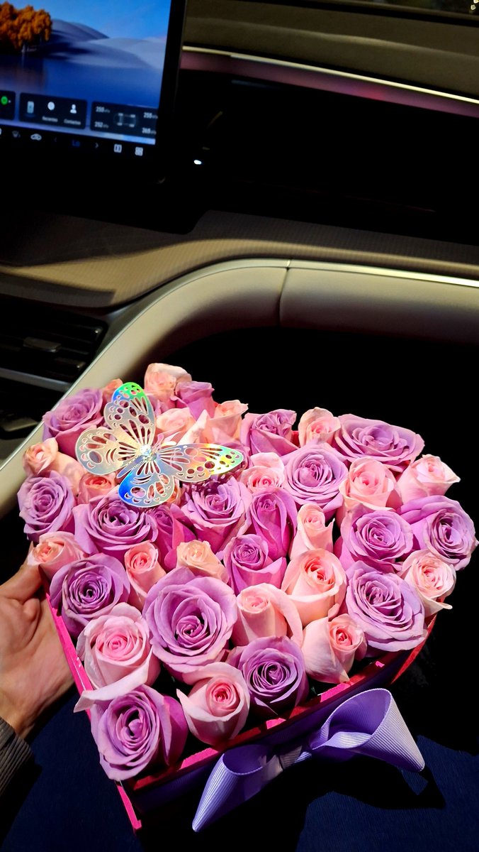 VaneBaezE's tweet photo. Regresé a X, sólo para romantizar julio. 💘📚🌸 Que vivan las flores, los libros, el club de lectura, los amores sanos y el Rey León jaja. 🦁 https://t.co/KIIHrqHP0I