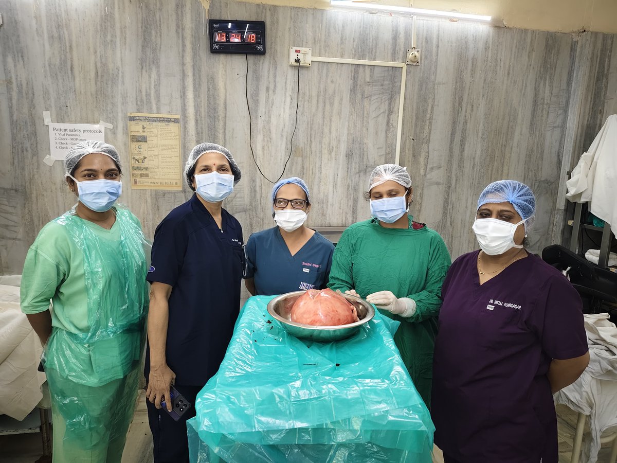 mybmchealth's tweet photo. 🏥घाटकोपर येथील बृहन्मुंबई महानगरपालिकेच्या सेठ वाडीलाल छत्रभुज गांधी व मोनजी अमीदास व्होरा महानगरपालिका सर्वसाधारण रूग्णालयाच्या (राजावाडी रुग्णालय) चमूला ४६ वर्षीय महिला रूग्णाच्या गर्भाशयातून सुमारे ५.५ किलो वजन आणि ३० सेमी आकाराची गाठ (ट्यूमर) काढण्यात यश मिळाले आहे.
(१/४) https://t.co/FM2E6wTWzz