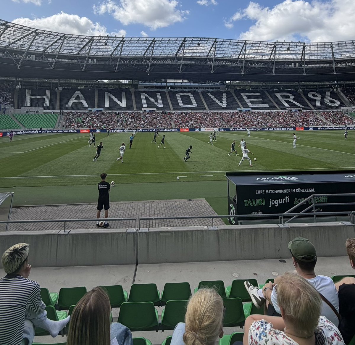 AlexanderKiene's tweet photo. Erfolgreiche Generalprobe für Hannover 96 vor dem Saisonstart in der 2. Bundesliga: Die Roten besiegen PEC Zwolle in der Heinz von Heiden Arena mit 3:0 und feiern mit den Fans eine gelungene Saisoneröffnung! #H96PEC #NiemalsAllein #H96 https://t.co/Y5SEdmSvWq