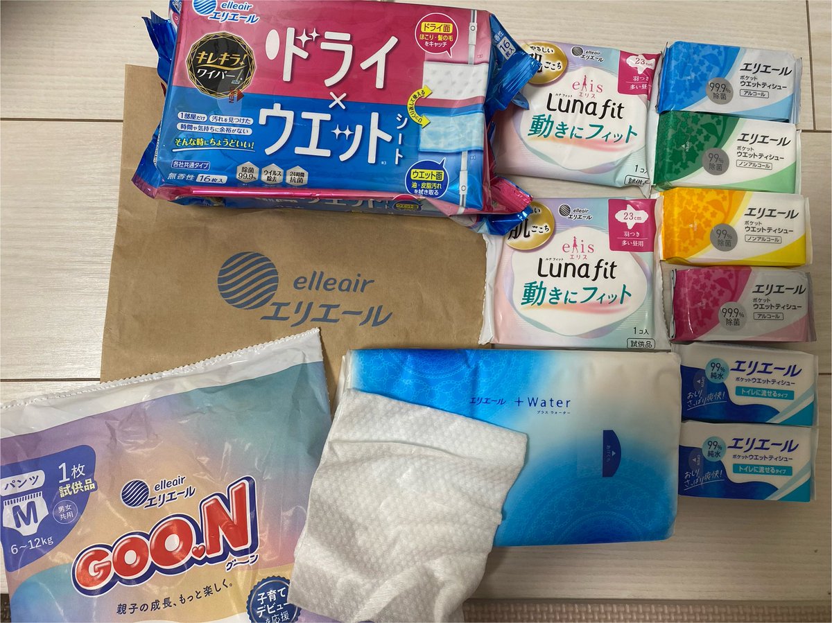 akipa_na's tweet photo. ドラッグストアショー超初心者の戦利品↓
スペックは9時前に待機列到着、ぼっち
サニパックの整理券の関係で2と3ホールから入場

2枚目は化粧品系サンプルと試飲したところのリーフレット、3枚目は私が行った中では1番豪華かつ商品説明も素晴らしかったエリエールさんのお土産 https://t.co/iRnQT1SqLG