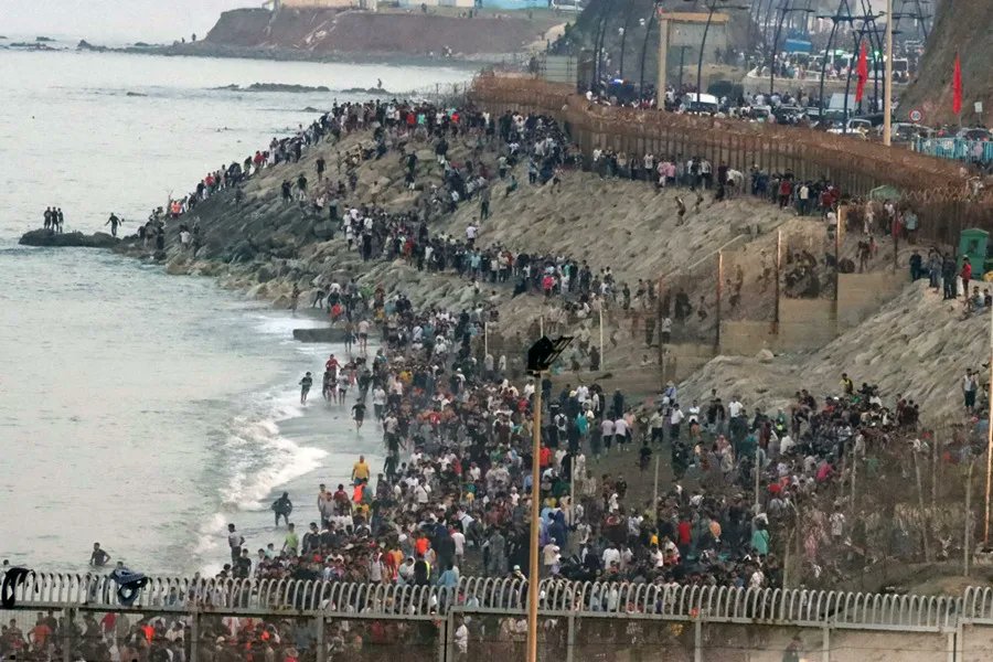 VTorresAlonso's tweet photo. Estás en casa y, de repente, escuchas gritos por la ventana. Te asomas. 

Una turba corre por las calles. Comercios con las persianas reventadas, gritos, peleas, disparos aislados, alarmas de coches.

¿Qué harías si mañana estallase el caos urbano en tu ciudad?

🧵 https://t.co/Mm5zrNa5u1