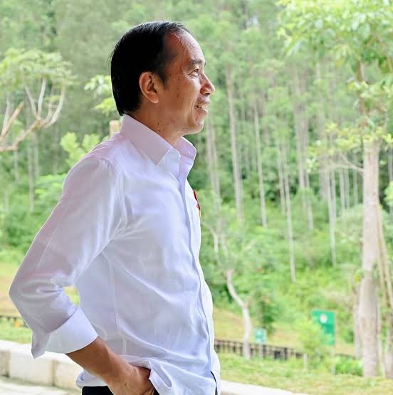voixddieu's tweet photo. Selalu mempertanyakan, kenapa sih kalo klarifikasi selalu pakai kemeja putih, padahal seseorang yg identik sama kemeja putih aja ga pernah klarifikasi. https://t.co/VZn8P0No8U