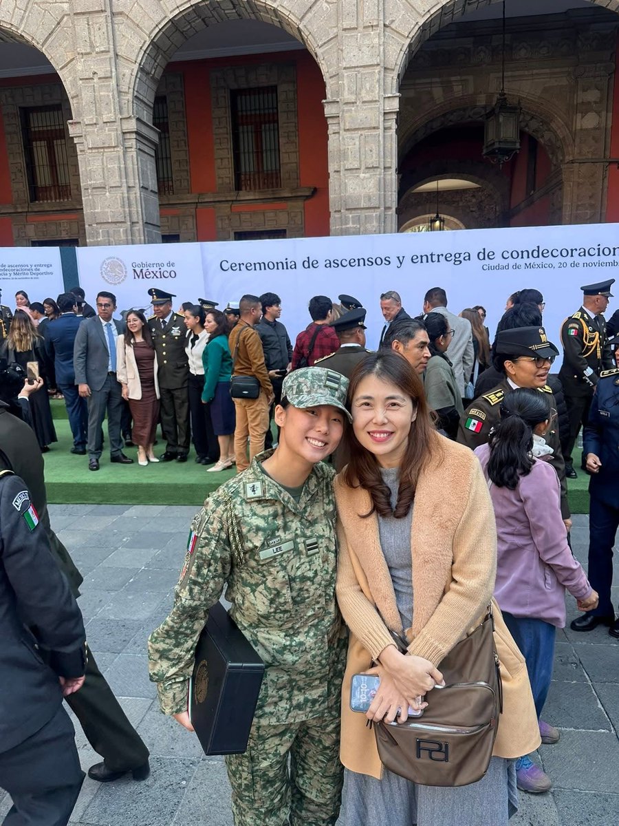 EJTO_FAM_GN's tweet photo. ¡EL ORGULLO MEXICANO NO TIENE LÍMITES! 

 A lo largo de los años, nuestra mexicana CECILIA LEE, nos ha demostrado lo que significa llevar a México en el corazón.

Cecilia, quien fue sinodal en nuestro último examen de cintas negras, es parte fundamental de nuestra escuela y la queremos mucho los papás, mamás y alumnos.

Un segundo lugar en República Dominicana es altamente meritorio y conlleva muchos años de esfuerzo y dedicación y no hace a un lado su historia de MULTICAMPEONA MUNDIAL que ha hecho sonar nuestro himno en lo más alto del podio internacional muchas veces.

Por eso, hoy no la defendemos solo por ser de la casa; la defendemos porque somos mexicanos y el talento de los nuestros se respeta. Es lamentable escuchar críticas discriminatorias en su última competencia de los Juegos Centroamericanos, cuestionando su nacionalidad solo por sus raíces.

Cecilia es mexicana de nacimiento, entrena por nuestra bandera y deja el alma en cada tatami. El racismo y la xenofobia no tienen cabida en el deporte.

Queremos destacar que su rivalidad con la competidora de Guatemala —quien se llevó la victoria en esta ocasión— y ambas felicitándose con armonía, es un ejemplo puro de HERMANDAD DEPORTIVA.
Ambas son extraordinarias atletas, se respetan profundamente y existe una amistad sana fuera del área de combate.

El verdadero deporte une, no divide.Ceci: tu escuela, tus alumnos y todo México estamos contigo. ¡Gracias por representarnos siempre con tanta dignidad y garra!