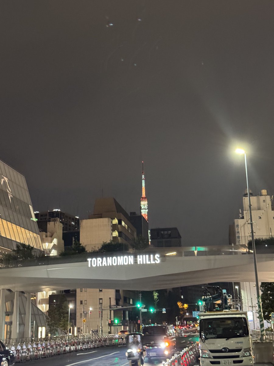 red4lobster's tweet photo. 虎ノ門ヒルズから久々の東京タワー🗼

この後、有楽町→新橋経由で用事も終わって無事鎌倉に帰宅。

仕事後に疲れた金曜日〜土曜日だった。（遊んでただけw） https://t.co/caPsD7a1kC