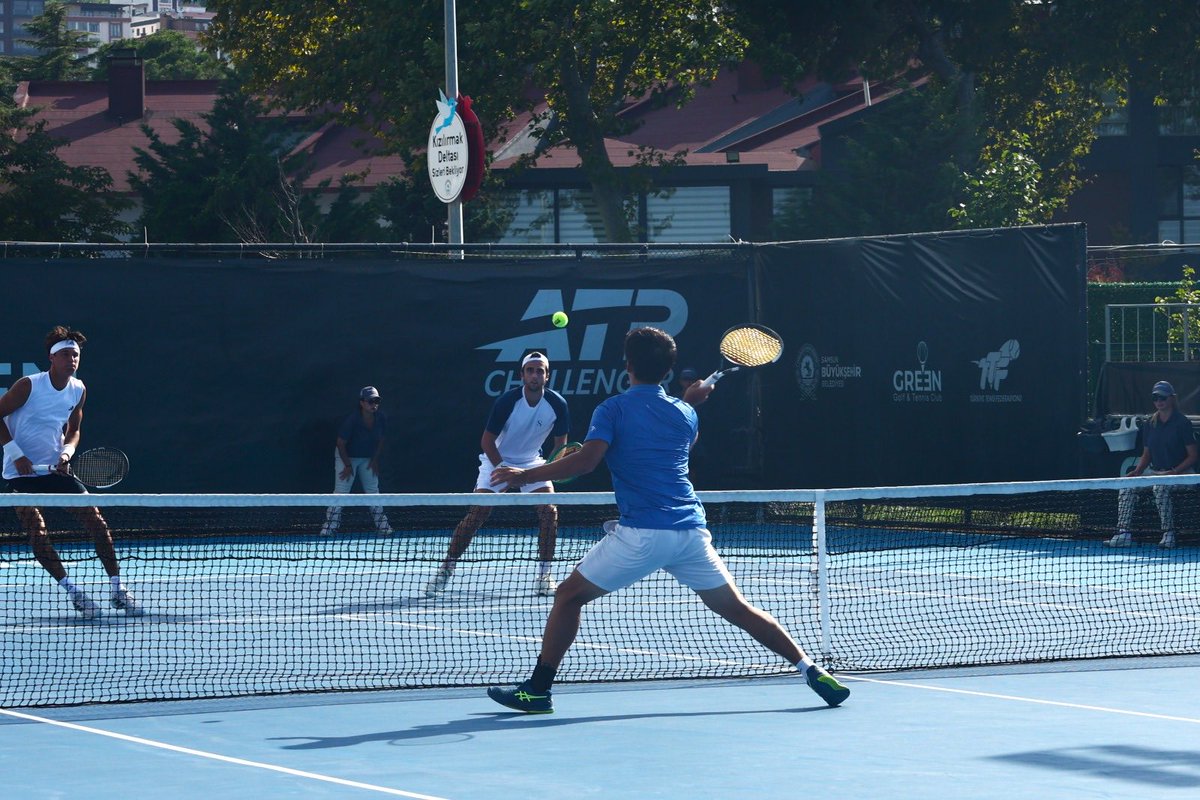 samsunbsb's tweet photo. Samsun Open’da bugün yarı final heyecanı yaşandı! 🎾

C. Papa & B. Zheng ile D. Added & G. Debru, çiftler yarı finalinde karşı karşıya geldi.

🏆 Şampiyonluk kupasının sahibi Christopher Papa ve Baoluo Zheng oldu.

Turnuvada mücadele eden tüm sporcularımızı tebrik ediyor, şampiyon ekibi kutluyoruz! 👏🏻

⏰ Yarın saat 14.00’te tekler finalinde görüşmek üzere. Bu heyecanı kaçırmayın!