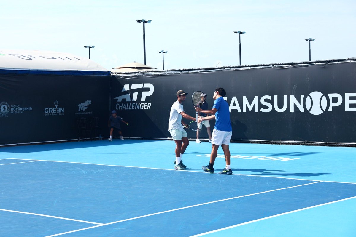 samsunbsb's tweet photo. Samsun Open’da bugün yarı final heyecanı yaşandı! 🎾

C. Papa & B. Zheng ile D. Added & G. Debru, çiftler yarı finalinde karşı karşıya geldi.

🏆 Şampiyonluk kupasının sahibi Christopher Papa ve Baoluo Zheng oldu.

Turnuvada mücadele eden tüm sporcularımızı tebrik ediyor, şampiyon ekibi kutluyoruz! 👏🏻

⏰ Yarın saat 14.00’te tekler finalinde görüşmek üzere. Bu heyecanı kaçırmayın!