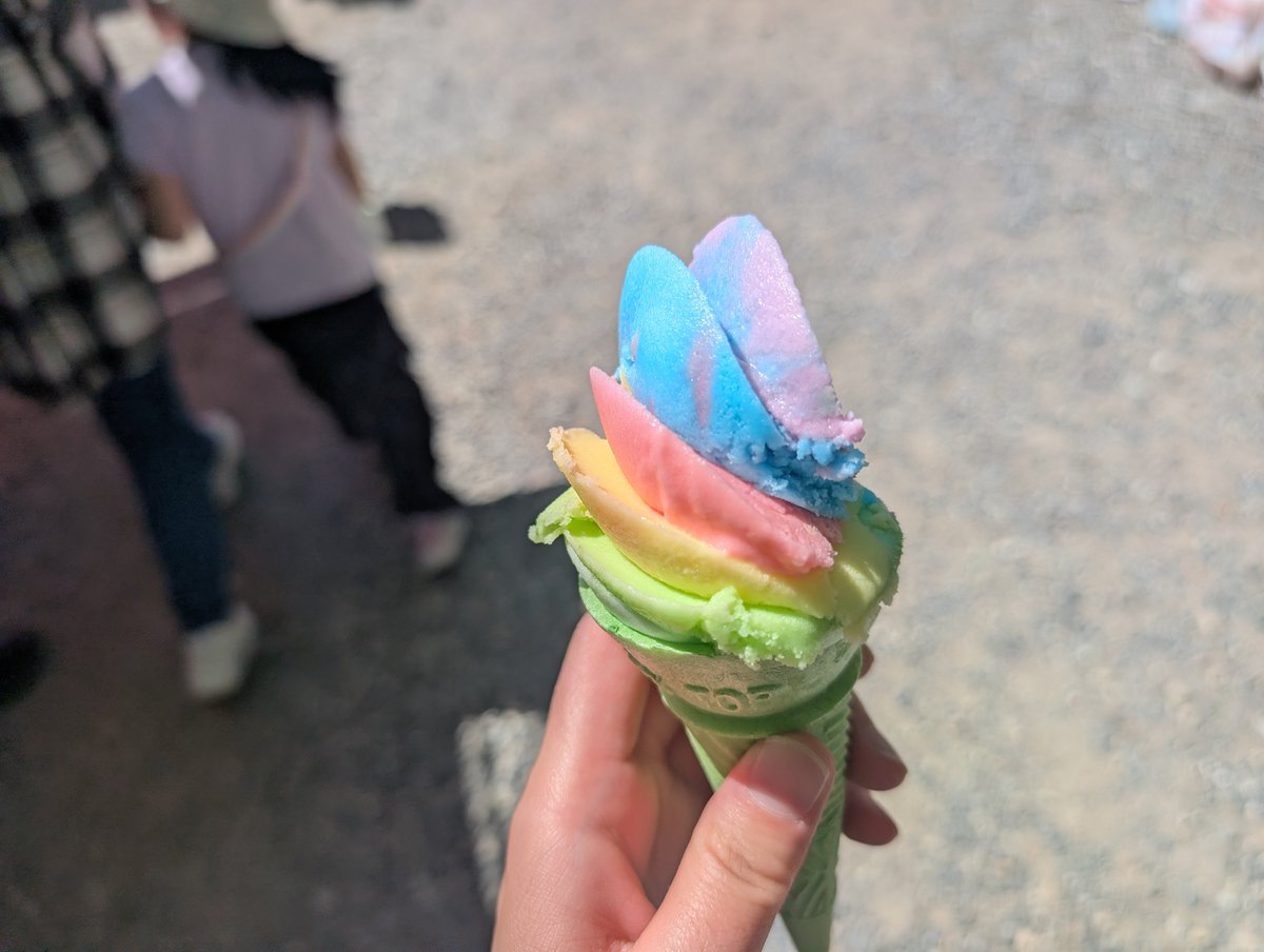 chi_miyamiya's tweet photo. お祭りのレインボーアイス🍦

#カイの生きがい https://t.co/pwoqG3CFl4