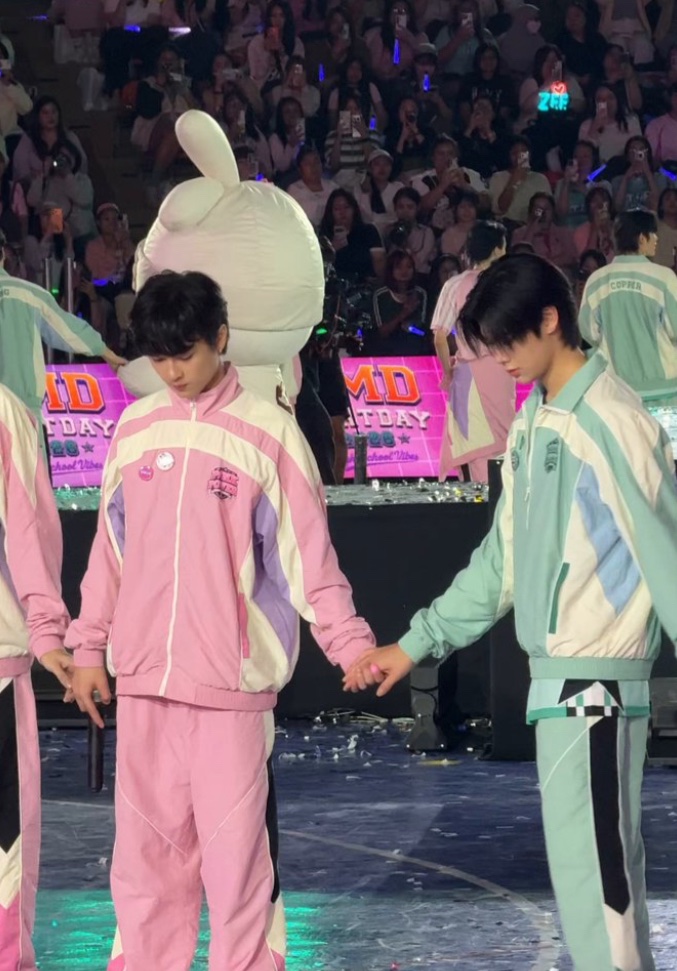 yxmiiqw's tweet photo. ท่าจับมือยังเหมือนเดิมเป๊ะเลย อ้วมม
แต่รุปแรกพิเศษหน่อยเพราะจับมือคนพิเศษ👉🏻👈🏻

(  #waavetnp )🪽🪽 https://t.co/MtBZIFBWqs