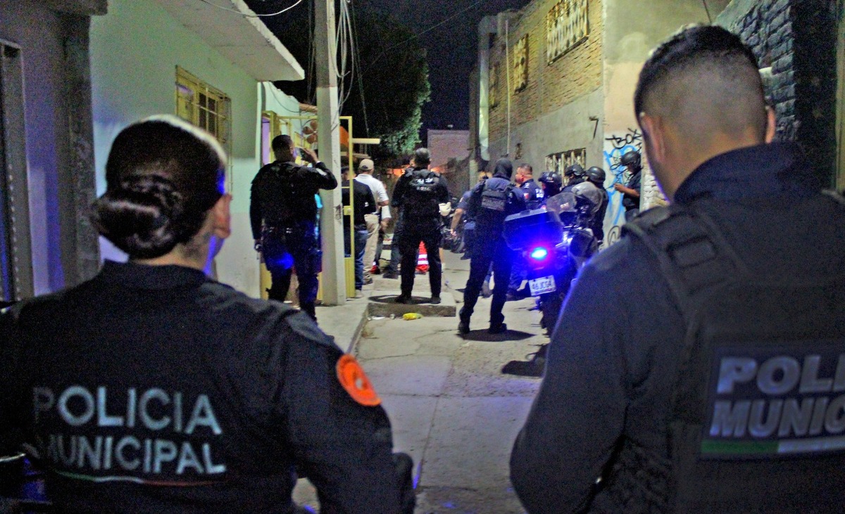 MilenioLaguna's tweet photo. #MPlus | 🚨 Entre botellas, sillas y familias: aumentan las riñas virales en los bailes populares de la Comarca Lagunera | https://t.co/MrkVImkEx3 https://t.co/AIZaVMhWgd