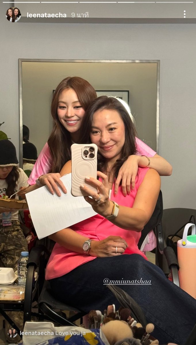 LittleP_05's tweet photo. "Love you ja" หม่ามี๊มาคอยซัพพอร์ตยายหมวยจิ๋วทั้งวันเลยวันนี้ ใส่เสื้อสีชมพูด้วยทีมเดียวกับลูกสาวมาก แล้วลงสตอรี่กีฬาชักเย่อที่ยายหมวยเล่น หม่ามี๊น่าจะชอบ มันดูทรหด ถึกทน ลูกเราดูลำบากดีใช่ไหมคะหม่ามี๊ 😂

#MiuNatsha #หมิวณัชชา https://t.co/rrLDTVHXXK