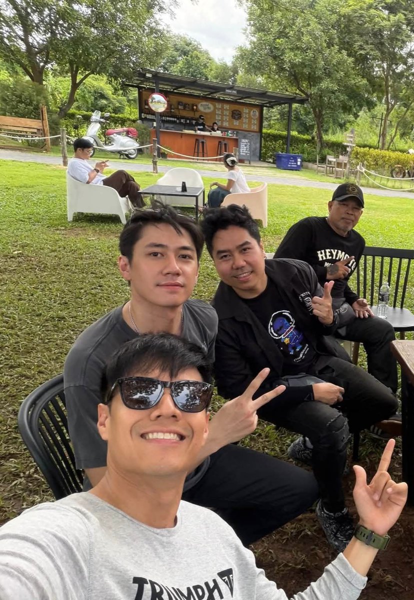 kwan5326's tweet photo. ใน IG อย่างดิบ มัมหมีใจสั่น
พอถ่ายรูปกับพี่ๆ เป็นน้อนแยม 3 ขวบ ชู✌️เหมือนเดิม ค่อยสบายใจหน่อย 😅
Cr:พี่แอม สุธี https://t.co/XISwipLioB