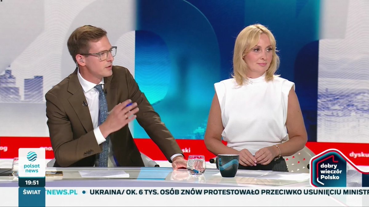 tvpolsat_info's tweet photo. "Dobry wieczór Polsko" teraz w Polsat News. Gościem Joanny Miziołek i Bartłomieja Maślankiewicza jest Mateusz Morawiecki.
#DobryWieczórPolsko @JMiziolek @BMaslankiewicz @MorawieckiM https://t.co/HHUFHfJs88