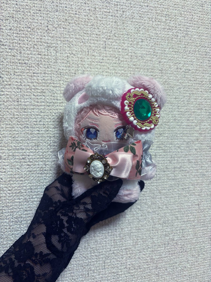tokiwa_'s tweet photo. 来週のステライブのためにすてきなレエスの手袋を買いましたの。暑さも寒さも防がないマジでロマンしかない代物ですわ。（しゅぬさんにネイル見せるときに握る羽的な感じでモデルをお願いしましたが、釈然としないお顔だ......） https://t.co/x8JL8VLZMA