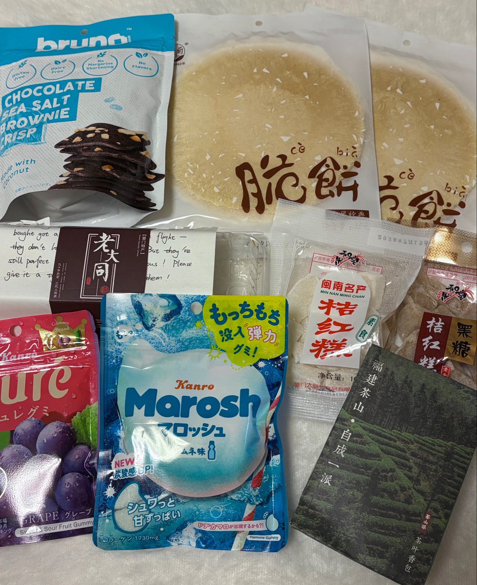 knn_2408's tweet photo. ありえない量のお菓子とグッズとイラストをいただいた‼️幸せすぎる…… https://t.co/C2VAIOkuML
