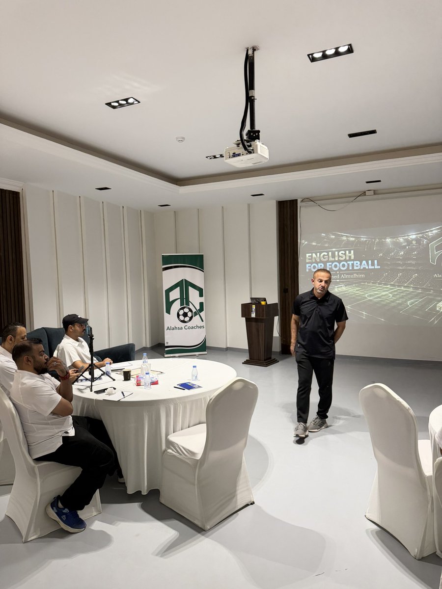 alahsacoaches's tweet photo. بالتعاون مع نادي الجيل @jeel_club انطلاق اخر ورش الموسم الانتقالي الحالي لمدربي الاحساء :
English For Football 
والتي يقدمها كابتن محمد الملحم بحضور ١٦ مدرب ومدربة .. https://t.co/8B7EfhB5iF