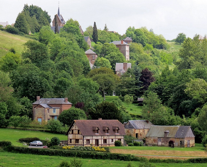 ThereseBaillard's tweet photo. Le charmant village de Crouttes dans l’#Orne, en #Normandie avec son #Prieuré Saint-Michel, ancien monastère Bénédictin fondé au Xème siècle et l’Église Saint-Michel qui domine la vallée du Ruisseau et dans laquelle aurait été baptisée Marie Harel, inventrice du #camembert. https://t.co/oQHvg9d5zm