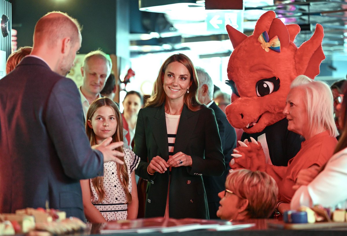 thewalesbrasil's tweet photo. O Príncipe e a Princesa de Gales, o Príncipe George, a Princesa Charlotte e o Príncipe Louis durante uma visita aos atletas da Equipe Galesa durante os Jogos da Commonwealth de Glasgow 2026, na Wales House. https://t.co/ZHlQGEMFUv