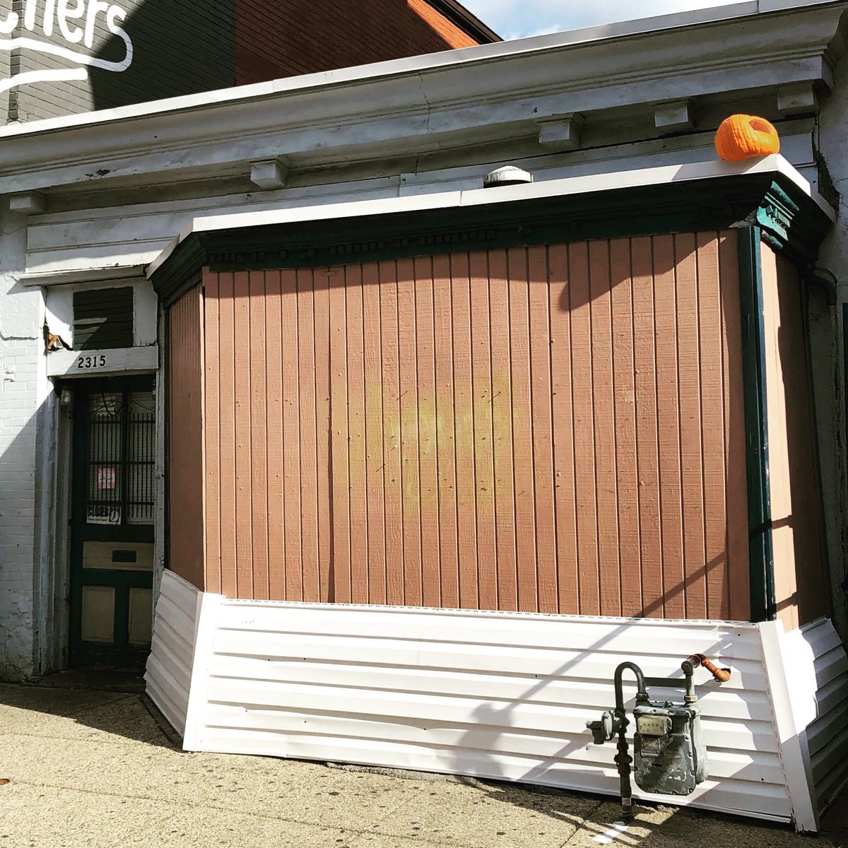 AdMoBID's tweet photo. @PoPville One of our favorite photos of Dan’s Cafe was from 2019 when they went all-out with their Halloween decorations. https://t.co/mq9KbSCIoh