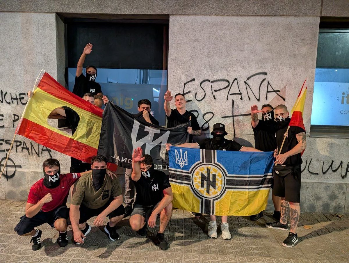 outsidersesp's tweet photo. Estos son los "patriotas" que llaman a la defensa de nuestras fronteras, que ayer se manifestaron en Madrid contra la "invasión".  

Protesta, por cierto, permitida por el gobierno del PSOE-Sumar. 

Esvásticas, símbolos del Batallón Azov, banderas "constitucionalistas", etc.

La democracia y el patriotismo en pleno.

(Publicación original de los compañeros de @Guada1936 )