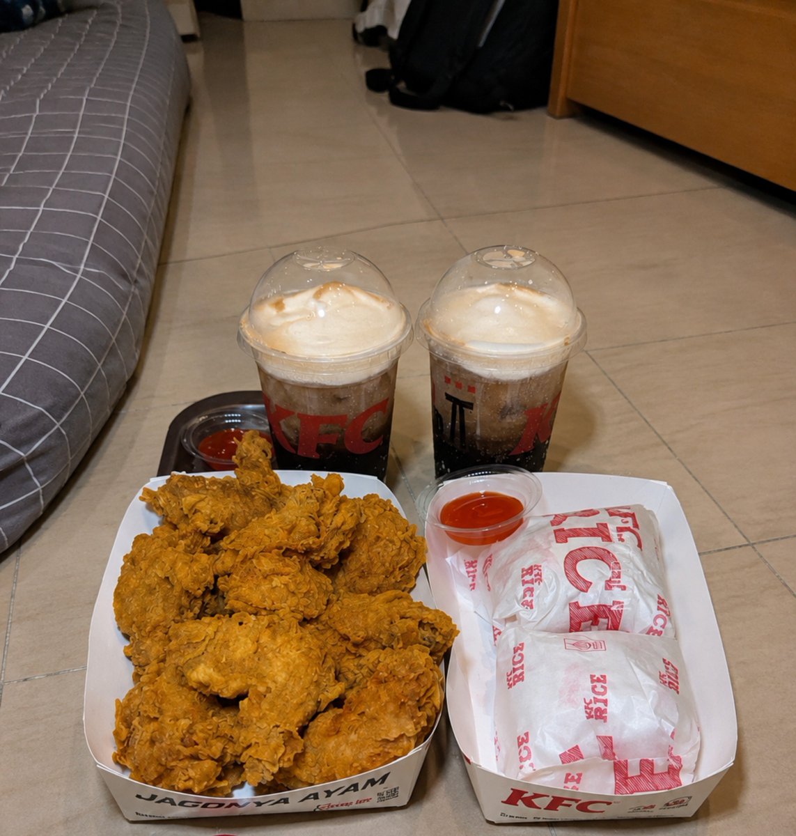 AlterFessHub's tweet photo. Malming, pov para cenblue malam mingguan sendirian... Mumpung awal bulan, jam segini emang paling bahaya buat dompet.. 😂 https://t.co/p68XPKxDzI