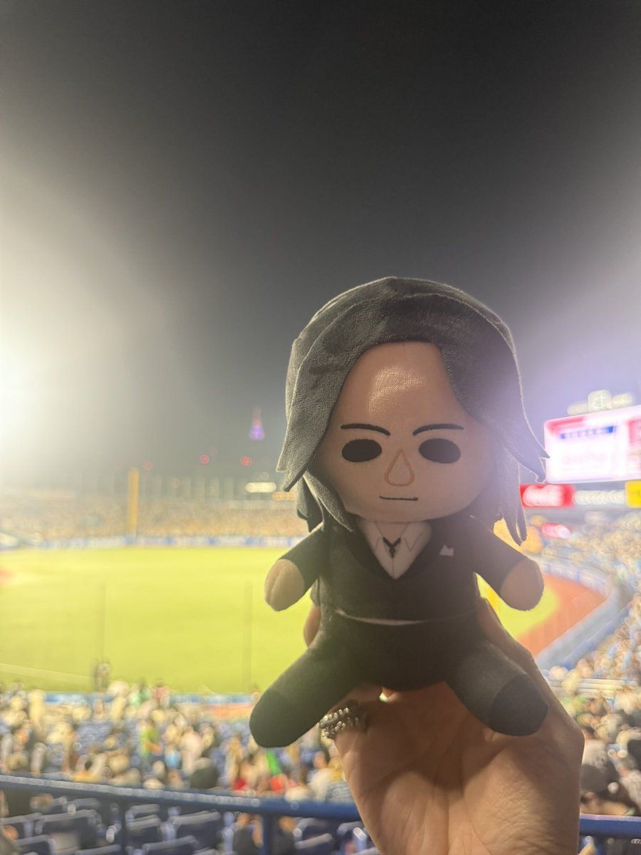 Lien_G4's tweet photo. 試合終わったの22時34分🤣
ホテルまで1時間かかるから試合中でも21時半ぐらいには帰るつもりやったのに勝ってるから最後までおった笑

TAKUROさんが神宮で国歌演奏してたから持ってきた🐧 https://t.co/TgkEV9eyeg