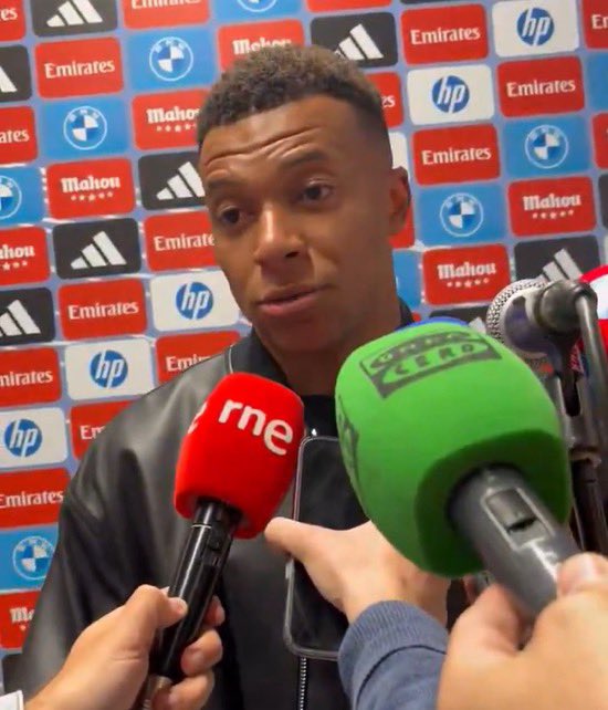 desRMFC's tweet photo. Kylian Mbappé: [Vacation in Italy] "People were saying it makes no sense for me to play a preseason game.

Then we faced Fiorentina, I didn't play, and we DREW the game. https://t.co/JeGFnb9cc1