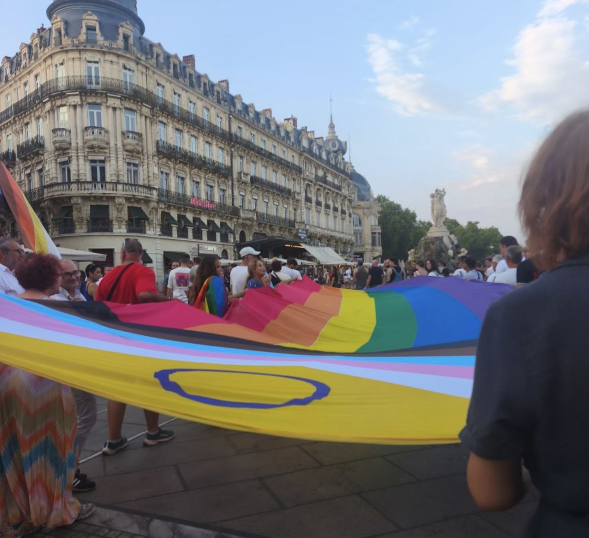 ClareLouHart's tweet photo. #Montpellier rend hommage aux victimes de l'attaque de la marche des Fiertés de #Berlin.
Nos❤️sont avec Berlin, et avec toutes les fiertés que les attaques réactionnaires tentent de réprimer.
Nous continuerons de marcher, à Montpellier, à Berlin et partout ailleurs🏳️🌈 #MitBerlin🇩🇪 https://t.co/RFtSuX5Ioc