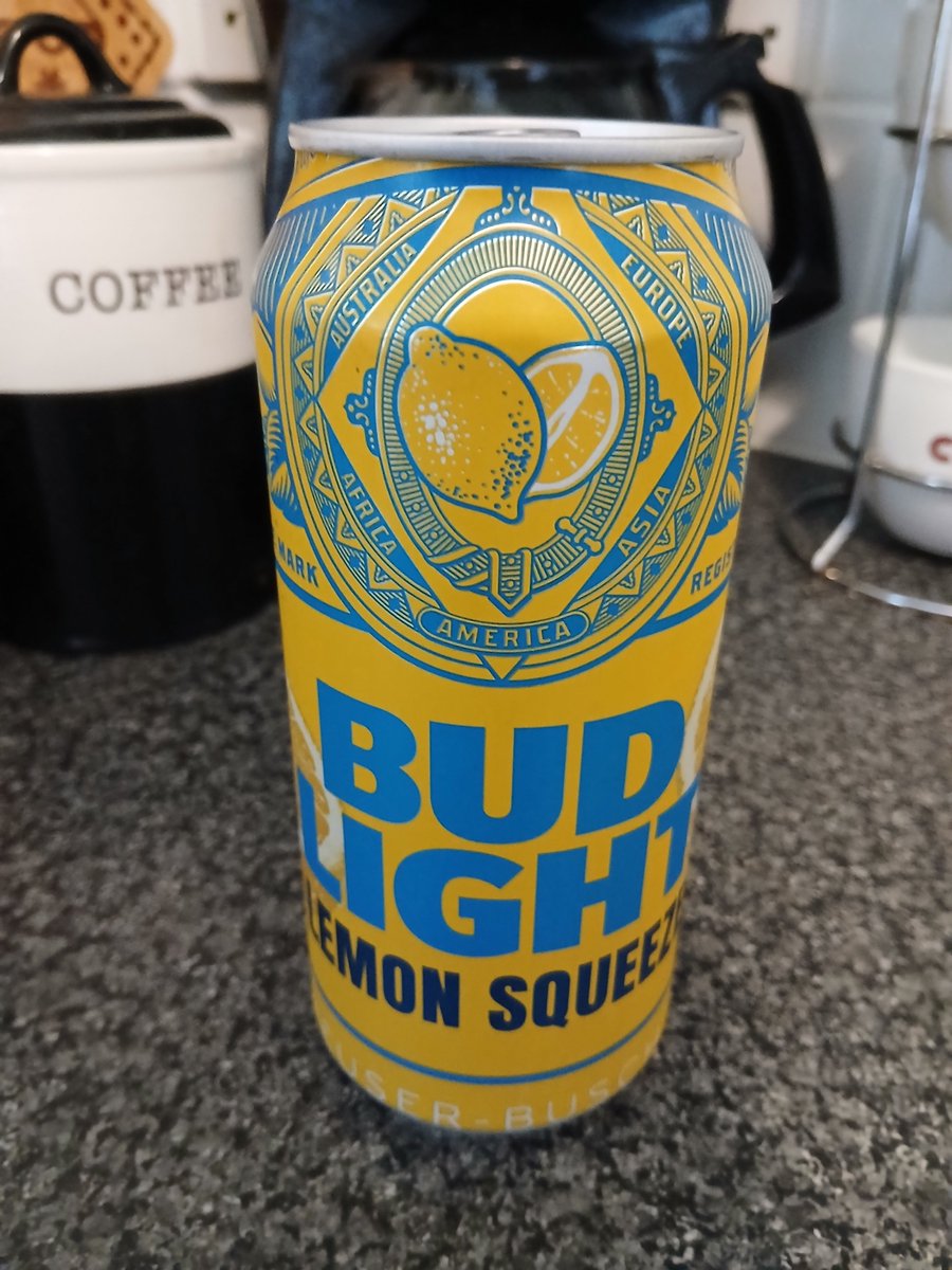 Keef_B_1's tweet photo. #Work tomorrow, 😢 so it's #BudLight with a lemon squeeze.🍋 
#beer #beers #beerlover #BeerUs #beertalk #beertweet #BeerX #NowDrinking #SaturdayNight #SaturdayThoughts #SaturdayVibes #bekind #keepgoing #keepthefaith #love 
@budlight 🍺 
🙏❤️✌️ https://t.co/yfC42Yk4f2