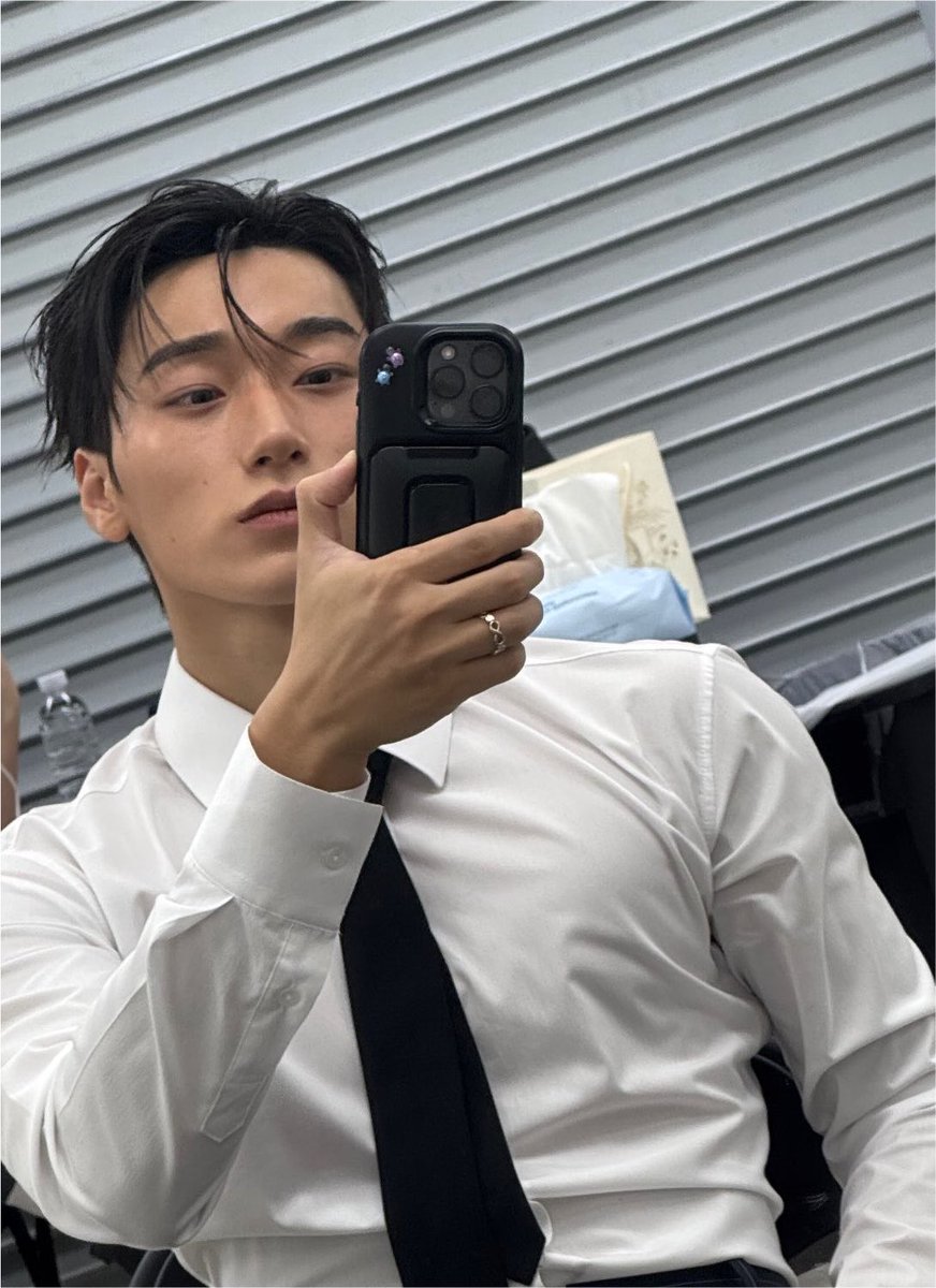 heartinsani's tweet photo. THE face card of century if we are being honest actually https://t.co/6fUSnpjfim