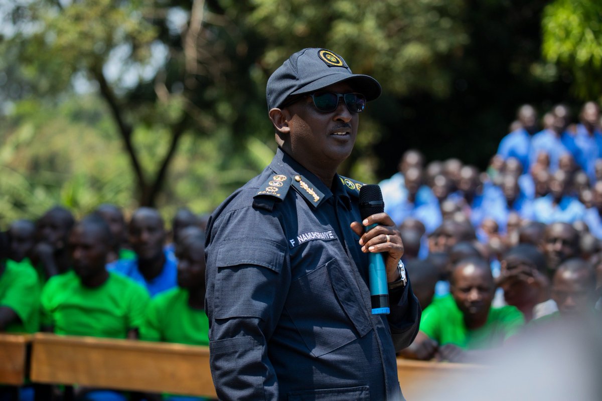 Rwandapolice's tweet photo. Uyu munsi, 

Umuyobozi Mukuru wa Polisi y'u Rwanda, CG Felix Namuhoranye, yitabiriye umuhango wo gusoza amahugurwa y'urubyiruko rwari rumaze umwaka ruhugurirwa mu Kigo Ngororamuco cya Iwawa. Uyu muhango wayobowe na Minisitiri w'Ubutegetsi bw'Igihugu, Dominique Habimana.

Mu butumwa yabagejejeho, Umuyobozi Mukuru wa Polisi y'u Rwanda yabibukije ko indangagaciro n'ikinyabupfura bigishijwe bagomba kubishyira mu bikorwa mu mibereho yabo ya buri munsi. Yanabashishikarije kureka burundu ibinyobwa n'ibindi biyobyabwenge byangiza ubuzima, birinda kongera kubigwamo babungabunga ahazaza habo heza.