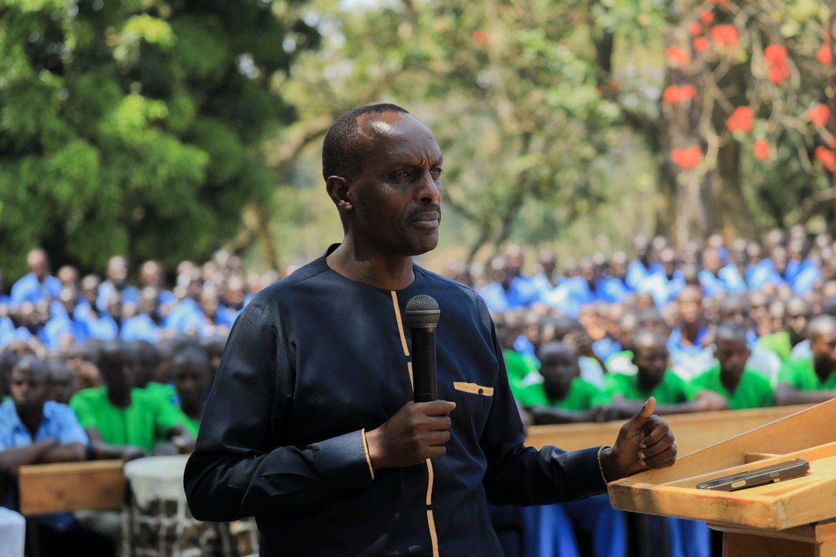 Rwandapolice's tweet photo. Uyu munsi, 

Umuyobozi Mukuru wa Polisi y'u Rwanda, CG Felix Namuhoranye, yitabiriye umuhango wo gusoza amahugurwa y'urubyiruko rwari rumaze umwaka ruhugurirwa mu Kigo Ngororamuco cya Iwawa. Uyu muhango wayobowe na Minisitiri w'Ubutegetsi bw'Igihugu, Dominique Habimana.

Mu butumwa yabagejejeho, Umuyobozi Mukuru wa Polisi y'u Rwanda yabibukije ko indangagaciro n'ikinyabupfura bigishijwe bagomba kubishyira mu bikorwa mu mibereho yabo ya buri munsi. Yanabashishikarije kureka burundu ibinyobwa n'ibindi biyobyabwenge byangiza ubuzima, birinda kongera kubigwamo babungabunga ahazaza habo heza.
