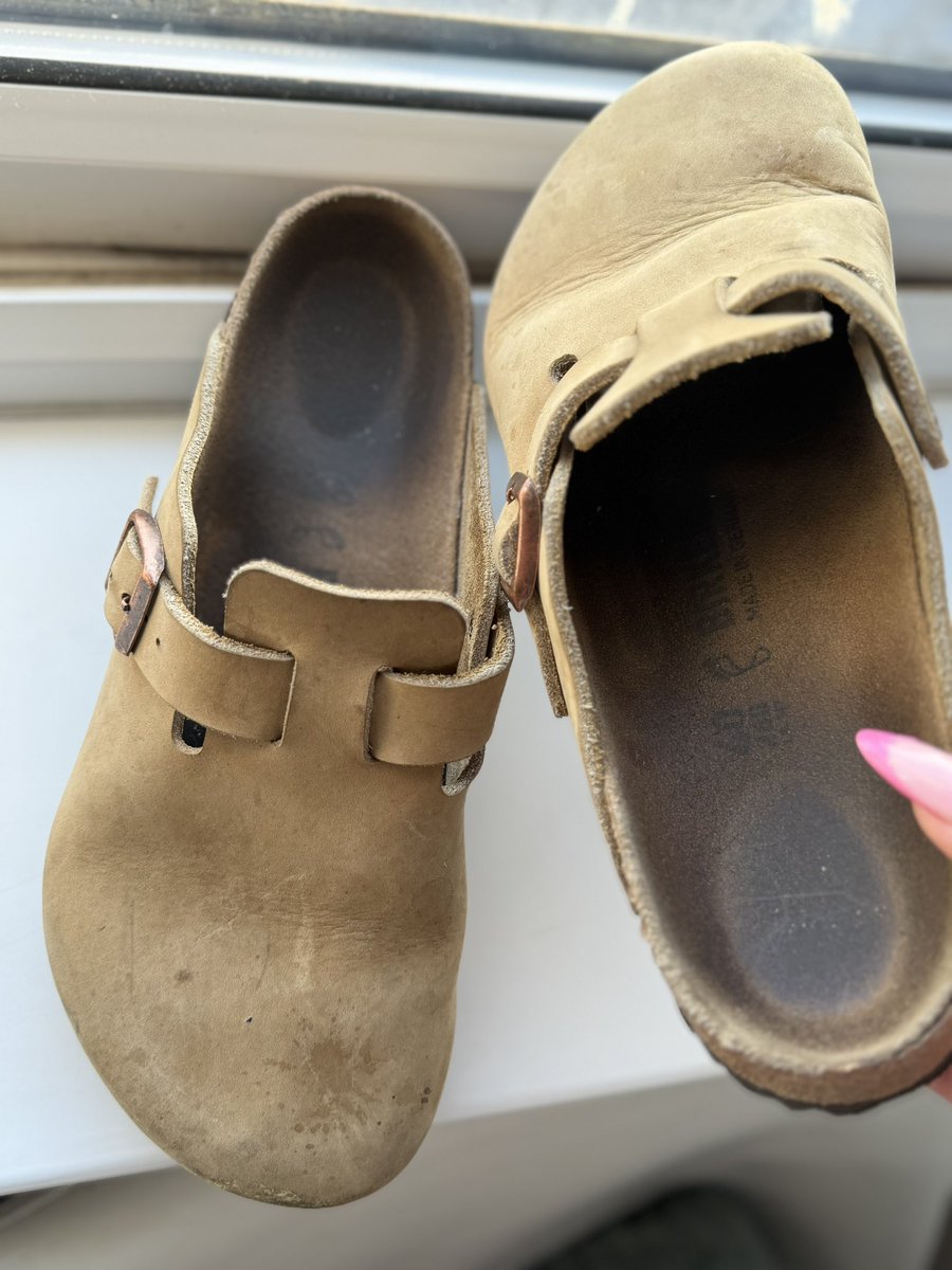 bratzoeyx's tweet photo. I want some new Birkenstocks these are so old and stinky, bidding starts now 🤭 https://t.co/1FwpwkObBU