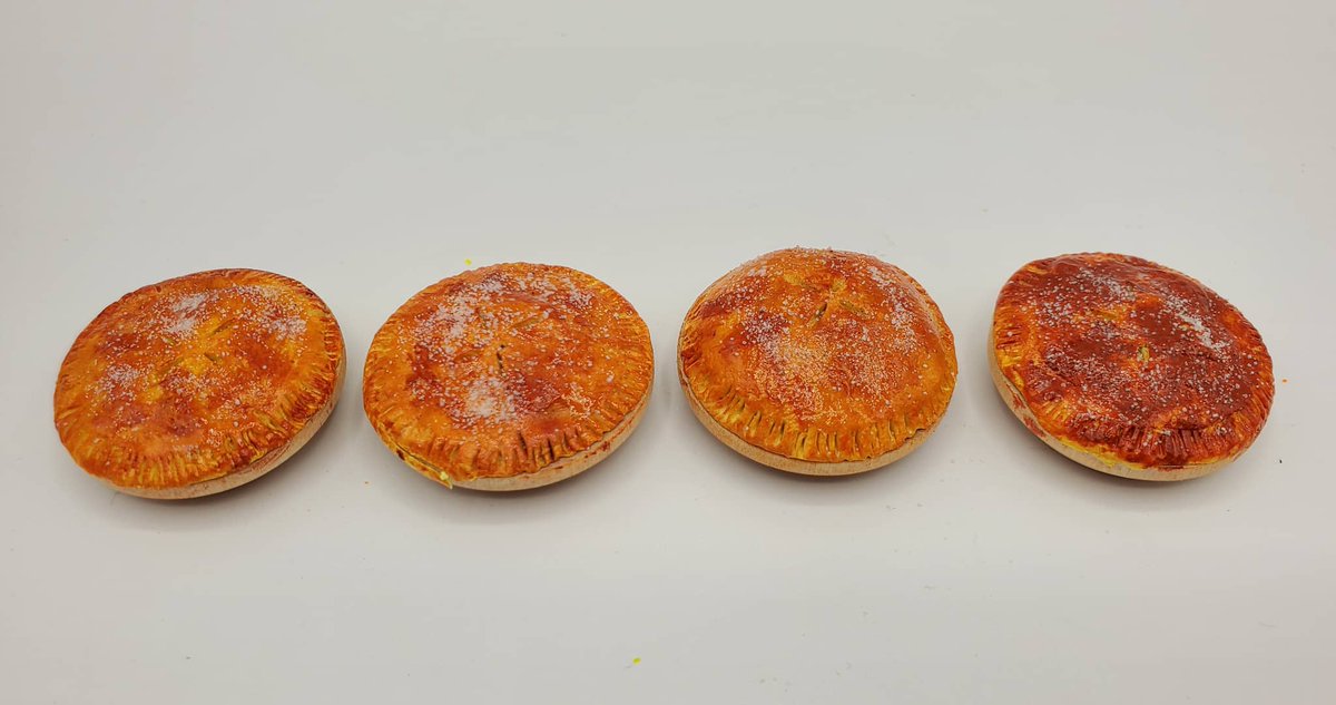 ChefGinas's tweet photo. Discover our artisanal miniature apple pies crafted for doll displays. Elevate your collection today. Link in bio. 🥧 #MiniatureFood #DollCollecting #Miniatures #DollHouse #MiniaturePies https://t.co/ReyVe97M56