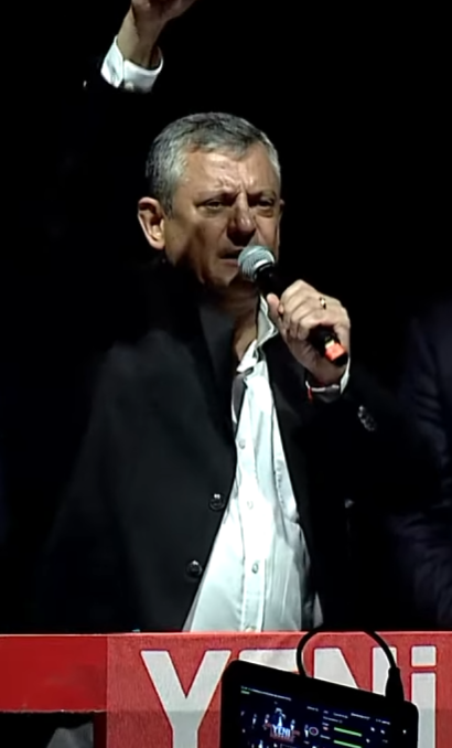 imamoglumedyaa's tweet photo. YENİ Parti Genel Başkanı Özgür Özel: 

"Beş yüz gün sonra burada olmak, bu insanların arasında durmak, birbirimizin gözüne bakabilmek, halkımızın yüzüne bakabilmek... 

İşte bunun adı direniştir, bunun adı adalettir." https://t.co/XfgYJntreu