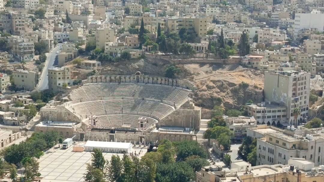RamziDesert's tweet photo. "عراقة التاريخ وسط نبض المدينة! 🏛️✨ المدرج الروماني في عمّان من الأعلى.
​#عمان #الأردن #المدرج_الروماني #Amman #Jordan https://t.co/BeEft8Ryte