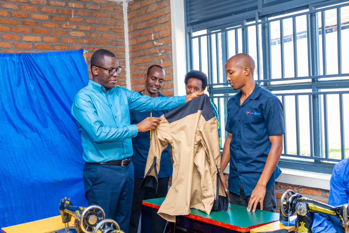 RwandaLocalGov's tweet photo. Minisitiri @Dominiquehab yabwiye urubyiruko rwasoje igororamuco ko urugendo rukomeye ari urwo kugaragaza impinduka bageze mu muryango.

Yagize ati: Mu gihe muzaba mugeze mu muryango mufite inshingano zirimo:

- Kwirinda gusubira mu myitwarire mibi cyangwa kwihuza n’inshuti zibasubiza muri iyo myitwarire,
- Kwihangana undi munota aho gutwarwa buhumyi n’amarangamutima cyangwa ibyishimo by’ako kanya mudatekereje kungaruka z’igihe kirekire,
- Gukora imirimo yo kwiteza imbere,
- Kwirinda amakimbirane ayo ari yo yose haba mu muryango cyangwa aho mutuye,
- Kwitabira gahunda za Leta: zirimo umuganda, Inteko z’abaturage, gutanga Mituweli, n’Ejo Heza, kujyana abana mu ishuri, ndetse no kubarinda igwingira n’ibindi.