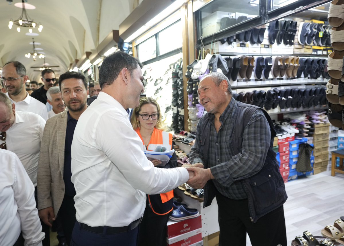 murat_kurum's tweet photo. Bir zamanlar bu sokaklarda sessizlik vardı, bugün ise çok şükür yeniden açılan kepenklerin sesi yankılanıyor.

Yükselen her dükkân, kurulan her tezgâh Kahramanmaraş’ımızın ayağa kalkışının en güzel fotoğrafı.♥️

Yeniden inşa ettiğimiz Kapalıçarşı’mızda esnafımızın mutluluğunu paylaştık.