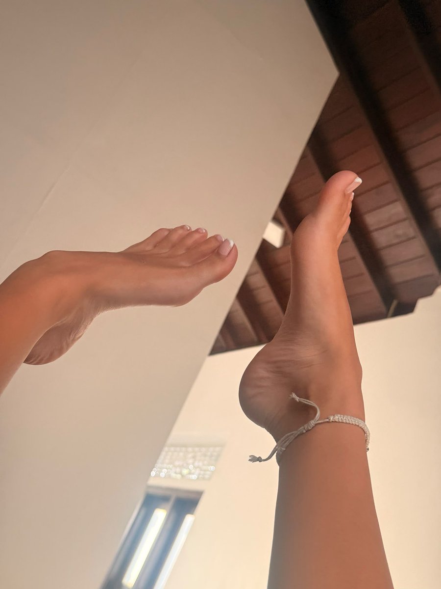 XPrincessSierra's tweet photo. @FeetFinder She’s got face card, body card and feet card and none of them decline https://t.co/aU2qObLkip