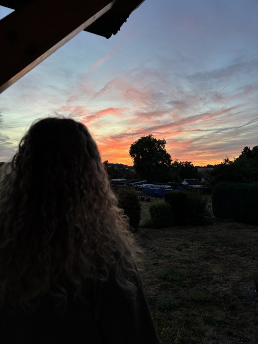 katesvera's tweet photo. no face july 🌞 https://t.co/0FxUAAvNVF