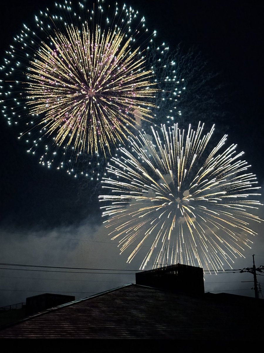 korin636's tweet photo. 花火見ると夏って感じがすごくする😊
今年はのんびりお酒飲みながら見れて良かった(^^)✨ https://t.co/vR6AD35VlZ