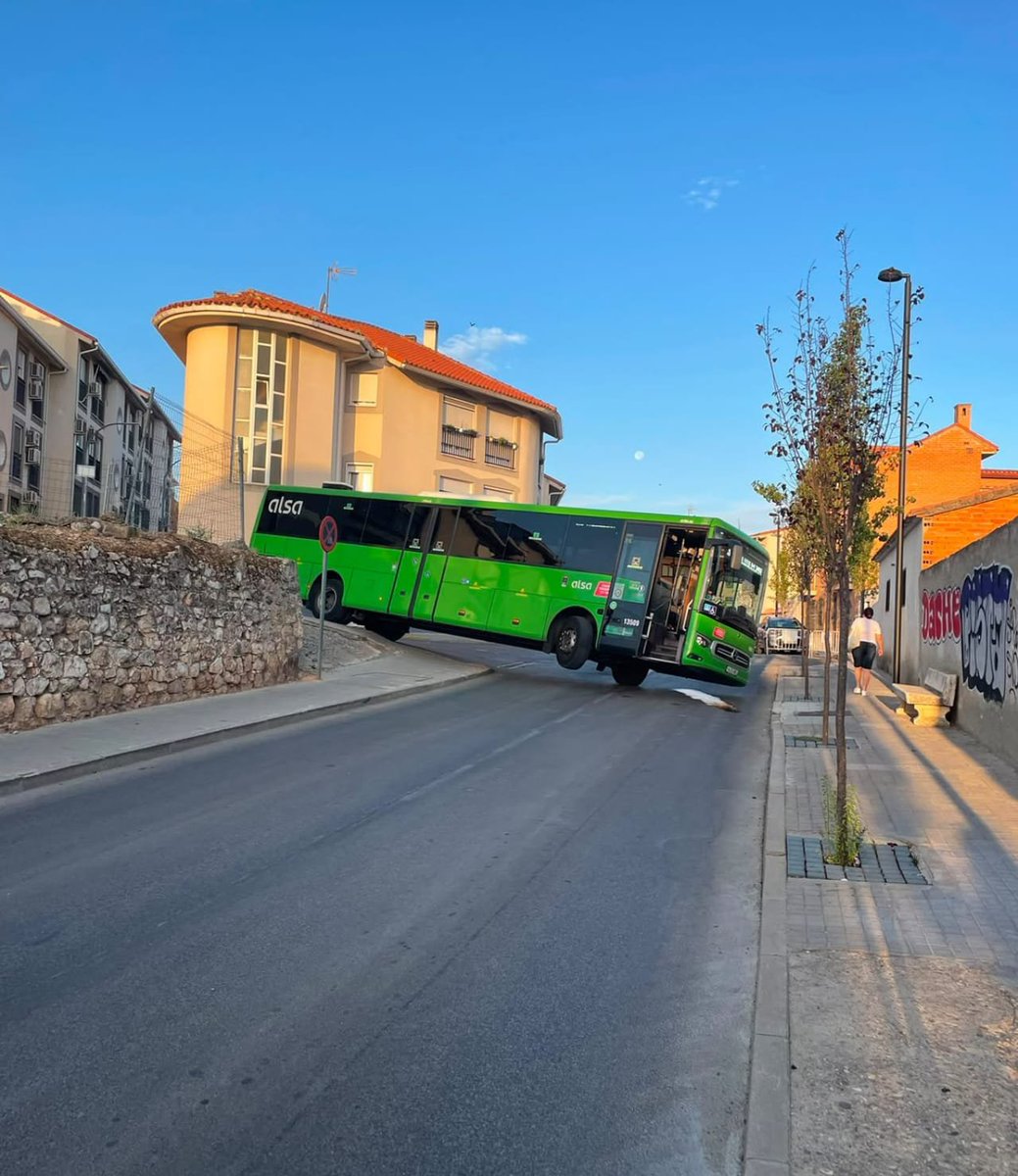 jordiver's tweet photo. Me han hecho llegar esta foto. No tengo información pero ahí lo tienes, levantando rueda 🛞 😂
@FastFurious_Bus https://t.co/kGAqglw5OC
