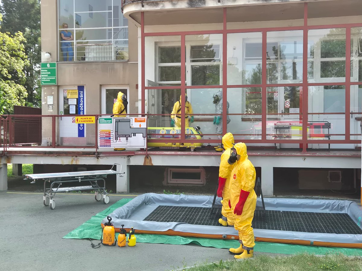 hzskhk's tweet photo. Na základě informace @FNHK jsme zasahovali na Klinice infekčních nemocí, kde se nacházela pacientka s podezřením na vysoce nakažlivou nemoc. Hasiči s @PolicieCZ vytyčili okolo ambulance kliniky nebezpečnou zónu a pomáhali s transportem pacientky do bioboxu a transportní sanity. https://t.co/ZSEv4cmUmS