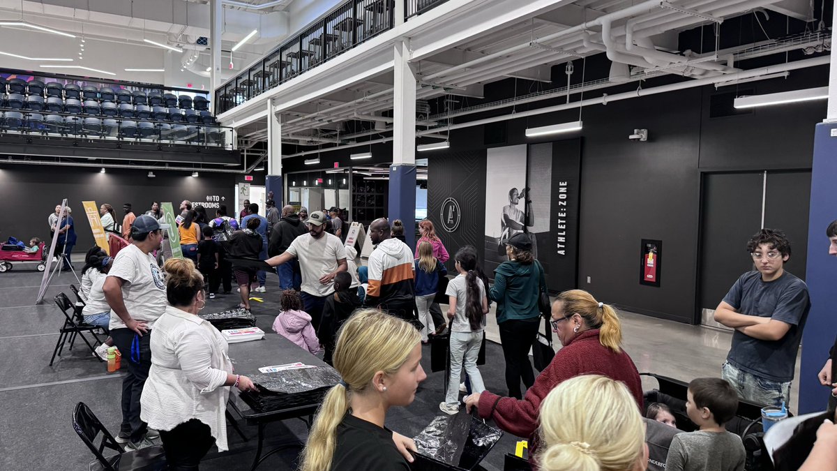 kckschools's tweet photo. Our annual Back to School &amp; Health Fair is underway! Join us at Homefield KC (9250 State Ave.) for free backpacks, school supplies, haircuts, and more!  The fair runs through 1pm. https://t.co/i6CGmL6ala