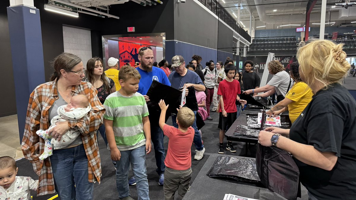 kckschools's tweet photo. Our annual Back to School &amp; Health Fair is underway! Join us at Homefield KC (9250 State Ave.) for free backpacks, school supplies, haircuts, and more!  The fair runs through 1pm. https://t.co/i6CGmL6ala