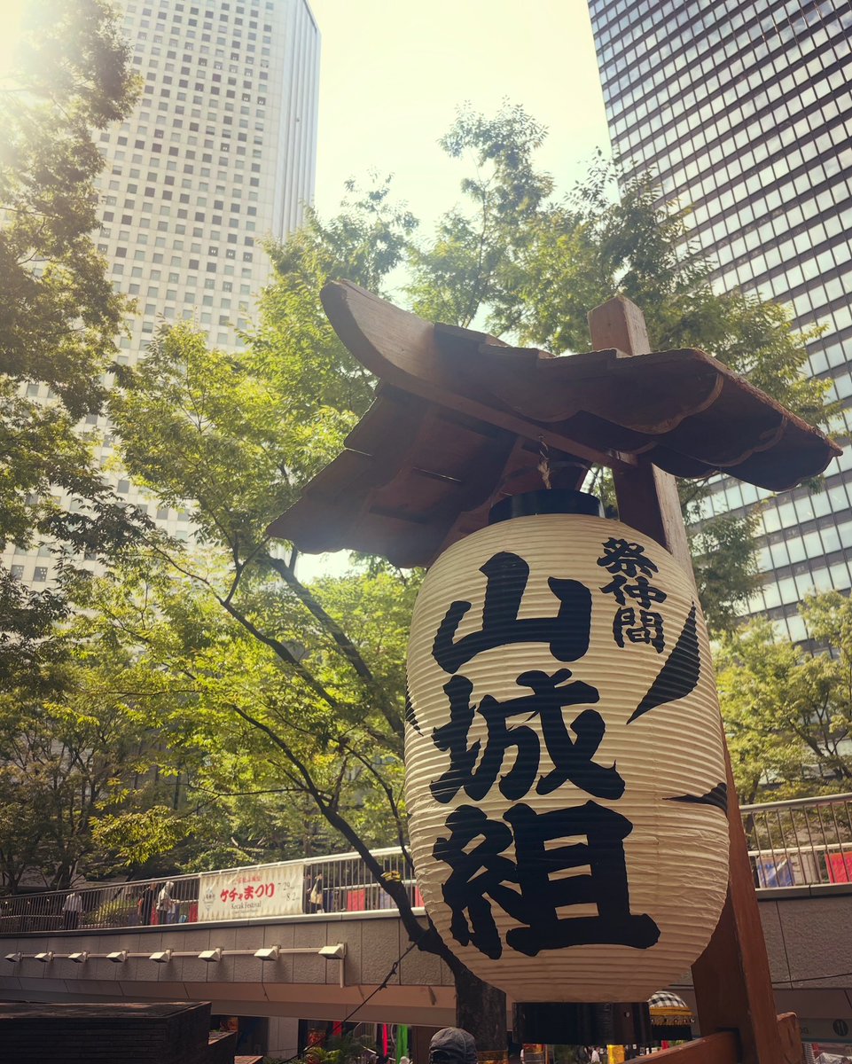 fukudamandala's tweet photo. 新宿三井ビルディングにて芸能山城組ケチャまつり。新宿のど真ん中に響くジェゴグのアンサンブルに脳が溶けた。映画『SIRAT シラート』で感じたレイヴの原始的な陶酔や恍惚感。そのリズムや踊りは祈りに似て。山城組は生音でその境地に連れて行ってくれる。 https://t.co/fVePjakEP7