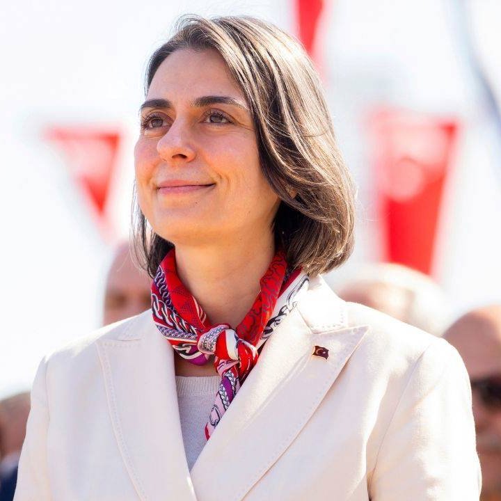 bosunatiklama's tweet photo. İçişleri Bakanlığı, Üsküdar Belediye Başkanı Sinem Dedetaş'ın görevden uzaklaştırıldığını duyurdu. https://t.co/TfGy30R71M