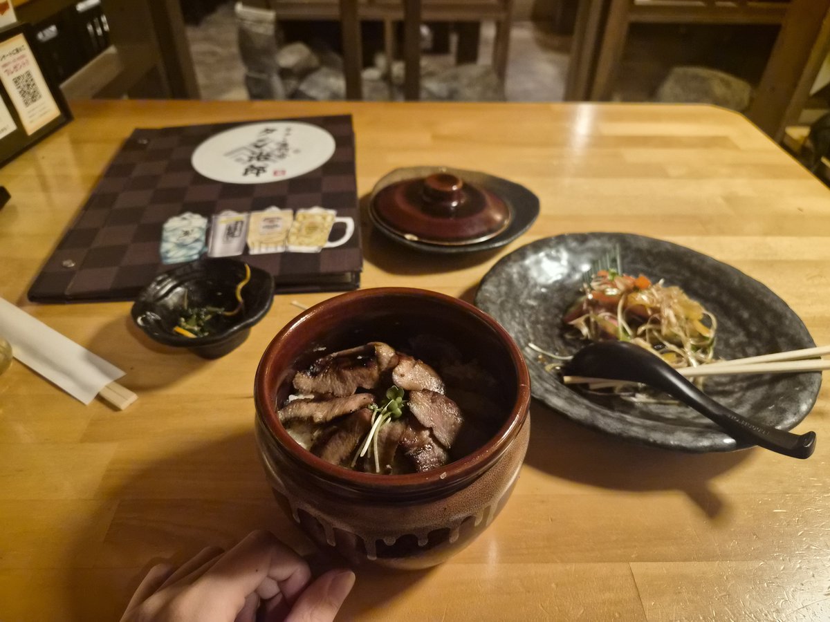 Man_Nyomo's tweet photo. 牛タン食いてえと思って店入ったけど、ひとりで食ってるの俺しか居なくてめっちゃ浮いてる
それが気になって牛タンの味がわからない
星１ https://t.co/69efKhEr2b