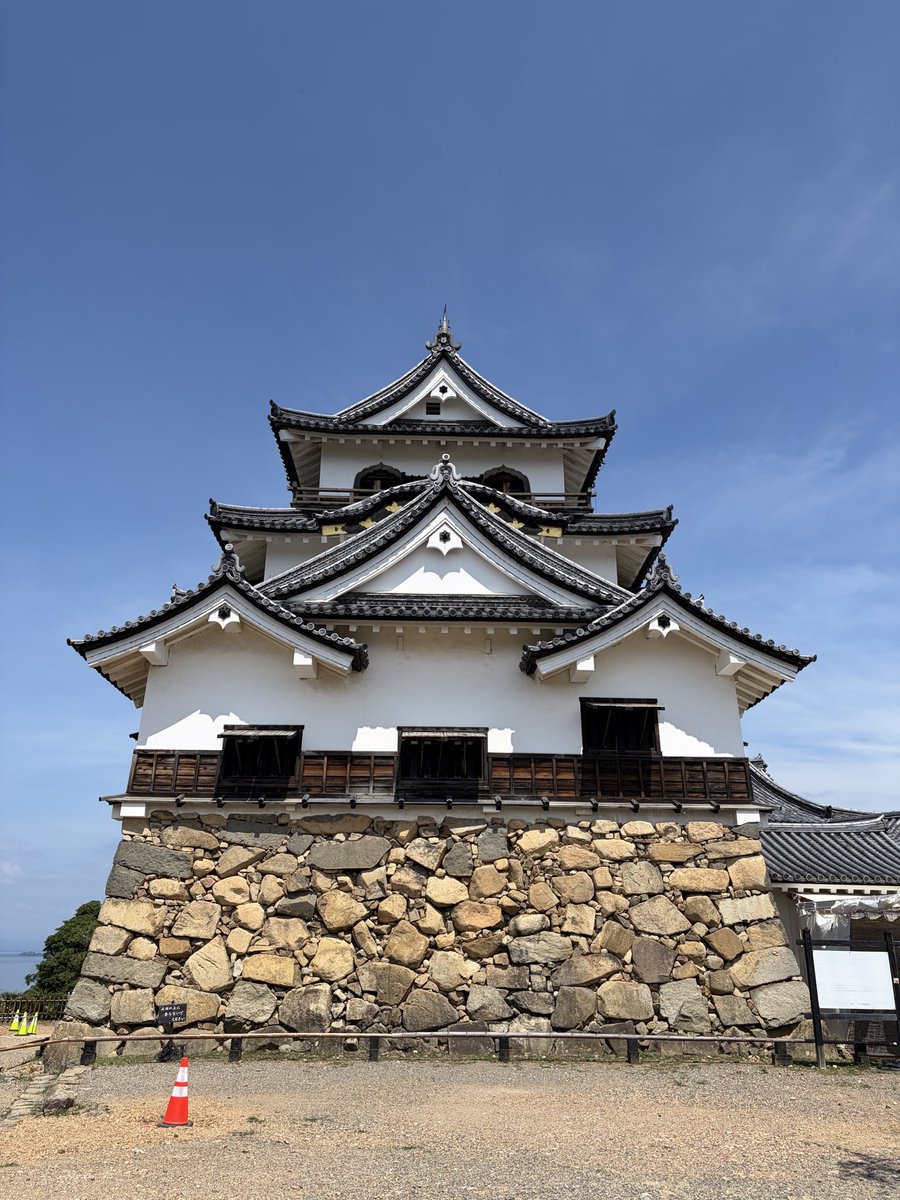 SKRR_tw's tweet photo. 午前中は現存天守九城目の彦根城を攻め、夕方に四国に渡って、祖谷の蔓橋を渡ってから高知入り、まんしゅう本店にてジャン麺を食って終了と中々忙しい一日だった。 https://t.co/91QV7xeRMP