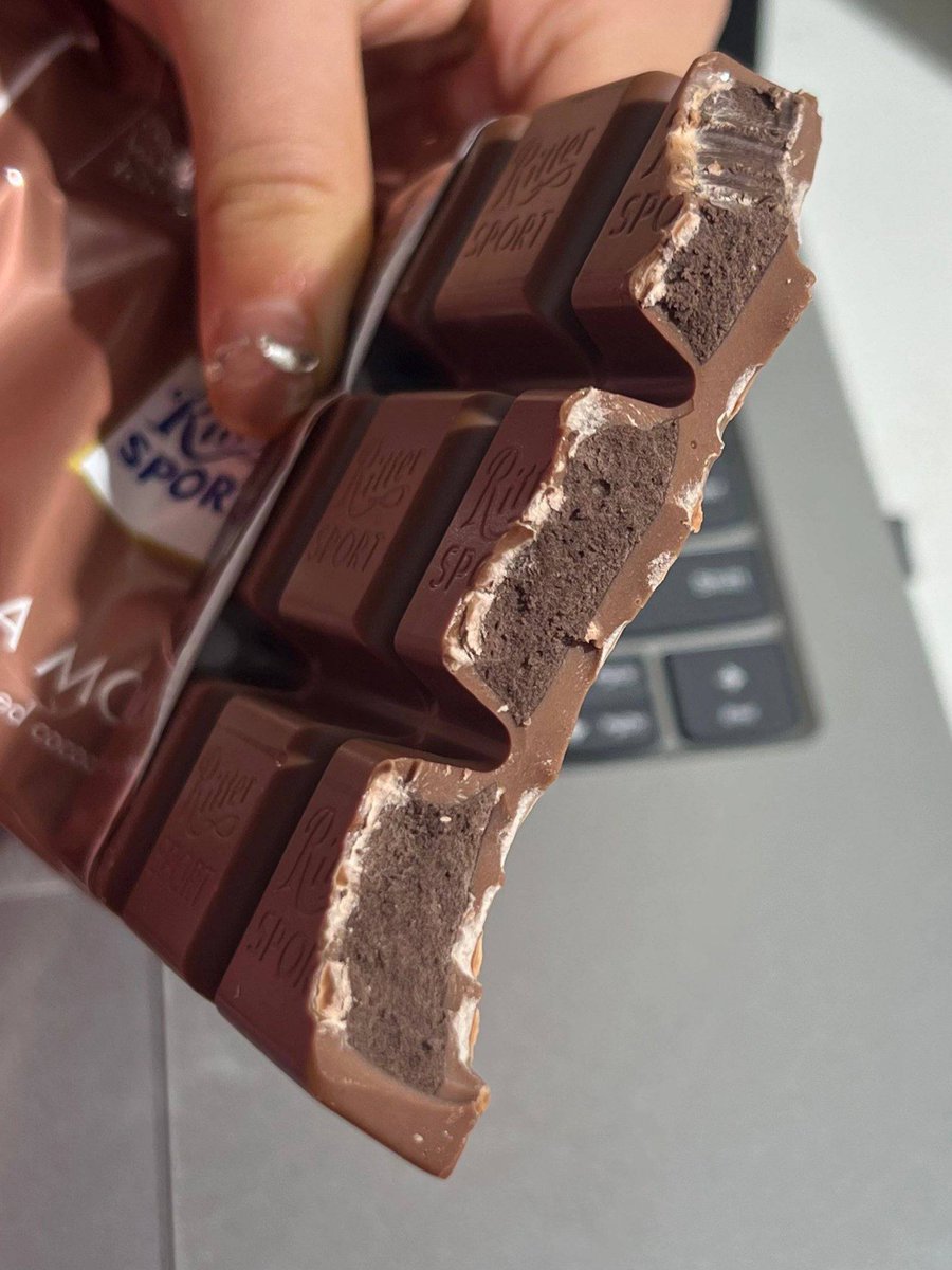 Lupitapromos's tweet photo. JURO que podiam fazer um ranking de chocolates gostosos e eu colocaria esse em primeiro lugar https://t.co/1WY8OZHURQ