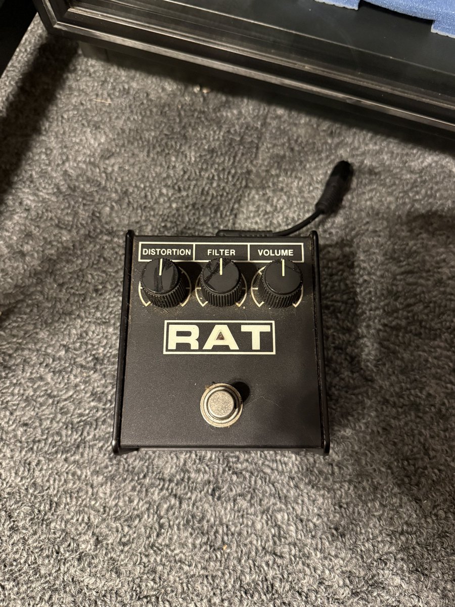 saloonbarstudio's tweet photo. 部屋掃除してたら90年製のRAT出てきたんだけどもしかしてこれ結構貴重かもしれない　使いにくいエフェクターくらいにしか思ってなかったんだけど… https://t.co/hCwXeDbosu